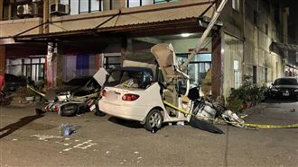 女失控撞燈桿斷腿！愛車成廢鐵畫面曝