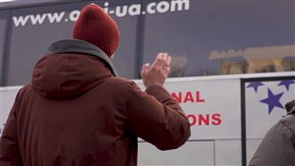 烏克蘭邊境第1線　他忍淚揮別妻女…