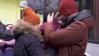 多圖／烏克蘭難民流離失所　緊擁吻別