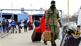 烏克蘭難民撤離到斯洛伐克（圖／AP授權）