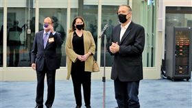 前美國務卿蓬佩奧伉儷抵台訪問（2）美國前國務卿蓬佩奧（Mike Pompeo）（右）2日晚間與夫人蘇珊（Susan Pompeo）（左2）率團搭機抵台訪問，蓬佩奧表示，很早以前就想來拜訪台灣民眾，非常期待後續的行程可以跟台灣政商界及民眾碰面。中央社記者吳睿騏桃園機場攝  111年3月2日