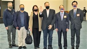 前美國務卿蓬佩奧伉儷抵台訪問（1）美國前國務卿蓬佩奧（Mike Pompeo）（右3）與夫人蘇珊（Susan Pompeo）（右4）、前國務院中國政策首席顧問余茂春（左2）等一行，2日晚間搭機抵台訪問，外交部政務次長曾厚仁（右2）等代表接機。中央社記者吳睿騏桃園機場攝  111年3月2日