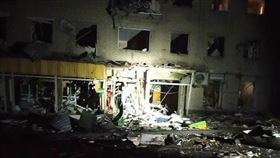 俄烏戰爭／俄軍又打平民！空投炸彈轟民宅　整排公寓成廢墟