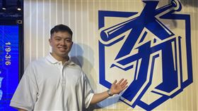 吳念庭將返日  自主訓練備戰春訓旅日職棒球員吳念庭近期在台灣自主訓練並陪伴家人，5日出席110學年度高中木棒聯賽記者會，他表示下週將返回日本，隔離過後就要開始加入球隊訓練，以銜接正式春訓。中央社記者楊啟芳攝  111年1月5日