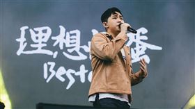 理想混蛋主唱雞丁（中）遇停電遭困按摩椅上。（圖／翻攝理想混蛋臉書）