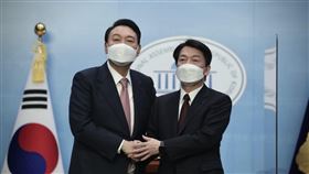 韓國總統大選將至  安哲秀宣布退選韓國總統大選將至，國民之黨總統候選人安哲秀（右）3日宣布將退選，與國民力量候選人尹錫悅（左）合作，促成政黨輪替。（國民力量提供）中央社記者廖禹揚首爾傳真 111年3月3日