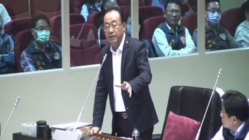 前通霄鎮長、現任苗栗縣議員徐永煌涉貪，部分刑期確定，今（25日）一早被檢方帶走，發監執行。（圖／翻攝臉書）