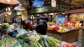 ▲Prada在上海跨界開了快閃菜市場，引來大批網紅、年輕女孩、名牌族等瘋搶入場。不過網友目擊，女子拍完美照，留下包裝紙，整把芹菜就這樣丟進垃圾桶。（圖／翻攝自微博）