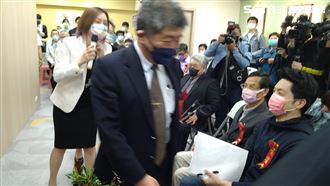 陳時中、蔣萬安恰巧同台　兩人僅握手