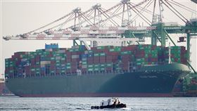 1月出口逼近400億美元 締造連19紅（1）財政部11日公布111年1月出口399.8億美元，年增16.7%，連續19紅，續創史上正成長的次長週期，僅次於金融海嘯復甦後連26個月正成長紀錄。中央社記者董俊志攝  111年2月11日