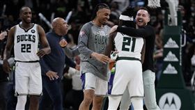 ▲哈樂戴（Jrue Holiday）投進致勝上籃，公鹿絕殺熱火。（圖／美聯社／達志影像）