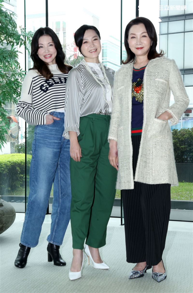 何如芸、張鳳書、張瓊姿出席三立新八點台劇「一家團圓」記者會。（記者邱榮吉/攝影）