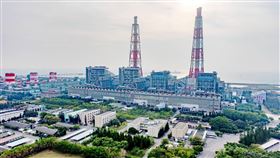 興達電廠事故造成全台大停電（1）全台3日上午無預警大範圍停電，各縣市災情頻傳，經濟部長王美花表示，興達電廠開關場事故導致全台瞬間喪失1050萬瓩電力，約占全台1/3電力，造成500萬戶受到影響。圖為高雄興達發電廠鳥瞰圖。（民眾提供）中央社記者董俊志翻攝  111年3月3日