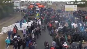 阻俄軍挺進核電廠　數百烏人擋道當人肉路障（圖／AP/ENERHODAR CITY COUNCIL HANDOUT 授權）