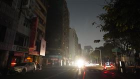 高雄苓雅天黑仍沒電  號誌停擺興達電廠開關場事故3日釀全台大範圍停電，南部成停電重災區，台南、高雄及屏東入夜後仍有多處未能完全恢復供電。圖為高雄市苓雅區天黑後尚未復電，街頭路口號誌停擺。中央社記者董俊志攝  111年3月3日