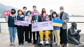 企業家吳珅篁、台灣長照醫學會理事長劉伯恩及台灣基督長老教會北部大會議長林維道一同參與送愛到烏克蘭捐贈儀式。