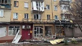 烏克蘭遭俄羅斯入侵，聯合國人權辦公室表示已有249名平民死亡。圖為烏克蘭民宅遭受攻擊。（圖／翻攝自facebook.com/UA.National.Police）
