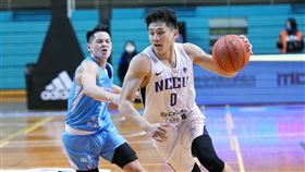 UBA政大拿下4強賽頭號種子110學年度大專籃球聯賽（UBA）8強賽，政治大學林彥廷（持球者）3日攻下全隊最高的22分，助隊以84比75擊敗健行科大，確定拿下4強賽頭號種子。（大專體總提供）中央社記者黃巧雯傳真  111年3月3日