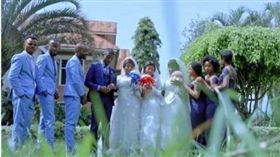 ▲剛果一名男子因分不清女友和其他兩名雙胞胎姊妹的臉，乾脆一口氣娶了3姊妹。（圖／翻攝自環球網）