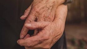 廣州91歲老人上交友網站尋愛，卻慘遭網路詐騙。（示意圖／Unplash）