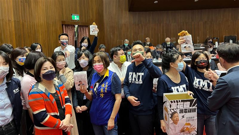 國民黨霸佔發言台！喊「王美花下台」