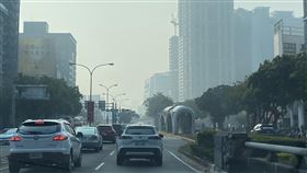 台中市區空氣污染街景。（圖／記者李忠憲攝影）