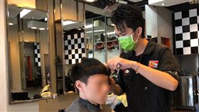 台北市「第一男子美髮沙龍」高嘉彤斜槓美髮師副店長及早餐店員工，現在已坐擁北市小豪宅及瑪莎拉蒂豪車 記者李依璇攝影