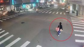 女子丟失嬸嬸生前親編的圍巾，台中警察7天尋回。（圖／翻攝畫面）