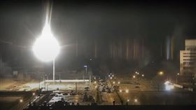 ▲核電廠發言人向媒體表示，目前俄軍攻勢暫停，遭攻擊的建築物是反應爐周邊的訓練用大樓，反應爐未起火。（圖／翻攝自zelenskiy_official IG）