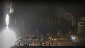 ▲核電廠發言人向媒體表示，目前俄軍攻勢暫停，遭攻擊的建築物是反應爐周邊的訓練用大樓，反應爐未起火。（圖／翻攝自zelenskiy_official IG）