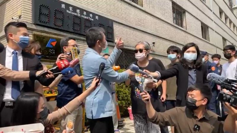 林為洲發雞排秒殺！連阿公阿嬤都排隊