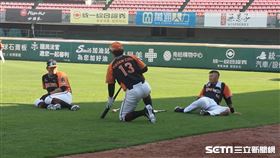 ▲統一獅高國慶、陳鏞基與胡金龍春訓紅白戰。（圖／記者蕭保祥攝影）