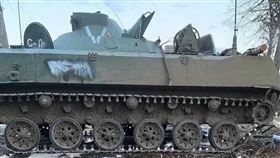 俄烏交戰8天，俄軍的補給卡車、部隊和武器擴充一直深受燃料與糧食短缺，以及天氣及泥濘等後勤挑戰所苦。圖為俄國戰車遭棄置。（圖／翻攝自twitter.com/UAWeapons）
