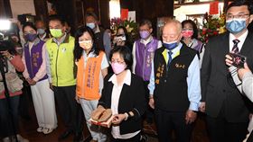 鹿港慶端陽擇定5/8辦龍王祭鹿港慶端陽系列活動將由「龍王祭」揭開序幕，彰化縣長王惠美（前右3）4日到鹿港龍山寺請示，擲筊擇定5月8日辦「龍王祭」及龍舟下水典禮。中央社記者蕭博陽彰化攝  111年3月4日