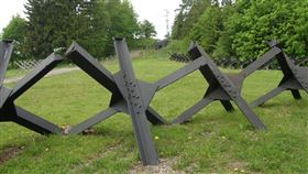 烏克蘭西部最大城市利維夫（Lviv）的民眾，根據網路上找到的製作流程，自製俗稱「捷克刺蝟」（Czech hedgehog）的反戰車拒馬。（圖／翻攝自維基百科，版權屬公有領域）