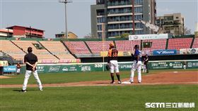 ▲統一獅紅白戰胡金龍義大犀牛林子偉。（圖／記者蕭保祥攝影）