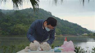 18年補教名師　為何成寵物送行者？