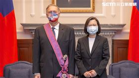 蔡英文頒授「美國前國務卿龐培歐特種大綬景星勳章」（圖／總統府提供）