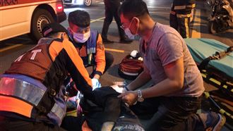 趕時間闖平交道！2男遭區間車撞飛