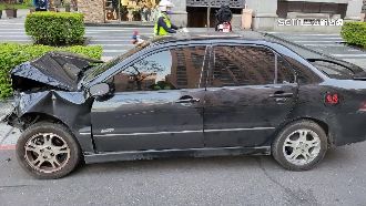 無照開車恍神　連衝撞路邊22汽機車