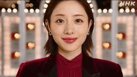 石原聰美挺著孕肚首度公開曝光。（圖／翻攝自NHK推特）