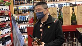 酒條通老闆江偉正 記者李依璇攝影