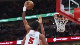▲瓊斯（Derrick Jones Jr.）隔扣「字母哥」。（圖／翻攝自公牛推特）