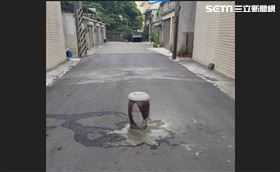 雲林麥寮某既成巷道遭地主放置骨灰甕固定阻擋去路。（圖／翻攝畫面）