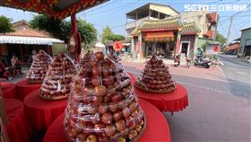 埤頭鄉埤頭村福德祠主委張春財備3千顆蘋果塔謝土地公。（圖／翻攝畫面）