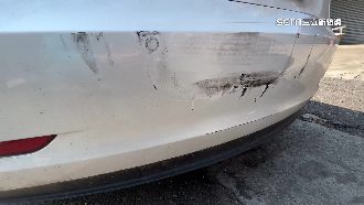 停車擋店門口　車主控：對方開車衝撞