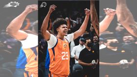 ▲強森（Cameron Johnson）上演壓哨打板三分絕殺。（圖／翻攝自太陽推特）