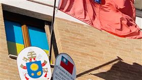 駐教廷使館窗貼藍黃色，遊客爭相致意（圖／翻攝自臉書　Taiwan in Holy See 駐教廷大使館）