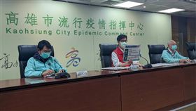 陳其邁宣布旗津社區解除加嚴管制高雄市長陳其邁（中）24日宣布，將解除旗津區加嚴防疫措施，包括先前宣布禁止的婚宴、廟會等大型聚會，及餐廳用餐需用隔板等規定都取消；各關懷據點、C級巷弄長照站、失智據點、日照機構也開放接受服務。但他也提醒，唱KTV、用餐離座還是要戴口罩，與全國性規定一致。中央社記者曾以寧攝  111年2月24日