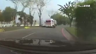 過彎失控！重機撞公車　騎士翻滾受傷
